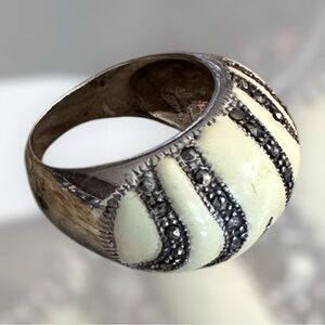 Sterling silver ring w beige enamell and inlayed marcasite 7.5